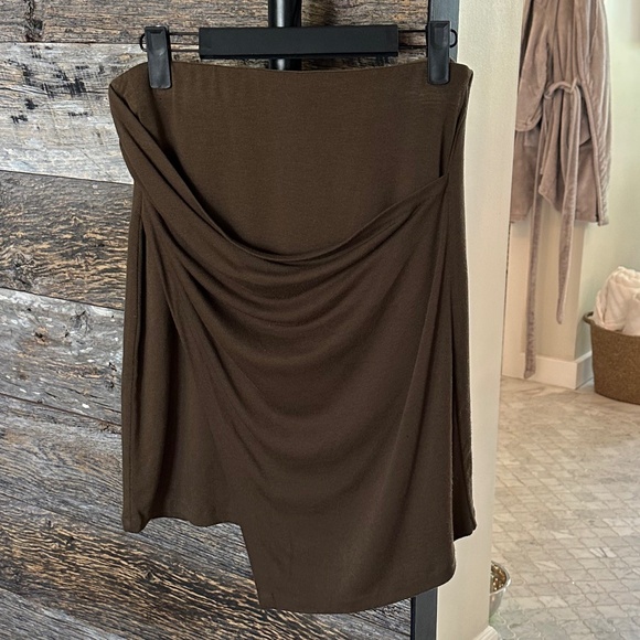 VINCE Gathered Skirt In Vine - Picture 3 of 9